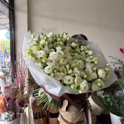 101 Lisianthus in bouquet