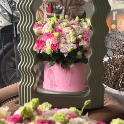 Lisianthus mix with roses in a box